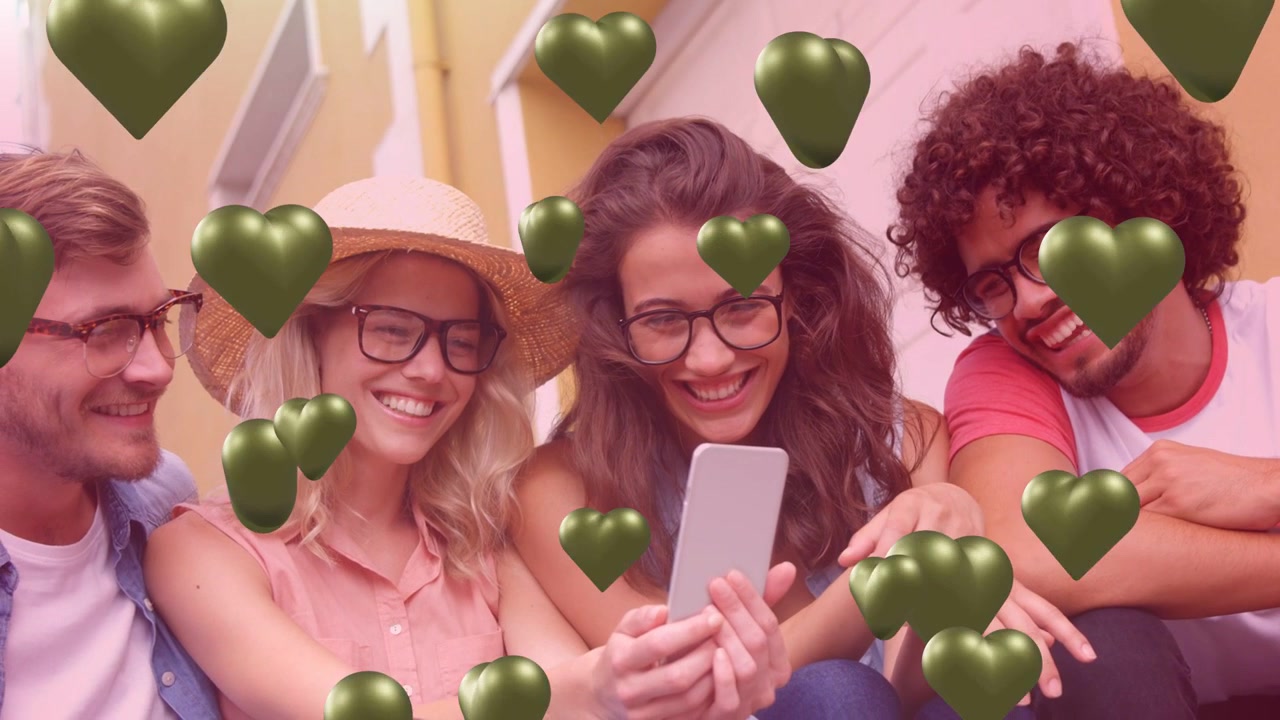 Des amis assis sur des marches, la femme au centre tapant sur son téléphone, créant des cœurs 3D et réagissant à la technologie