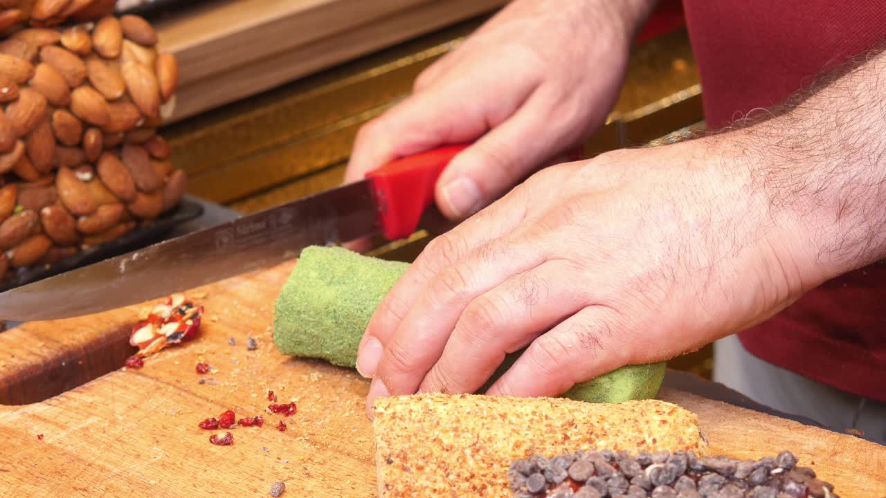 hombre cortando delicias turcas con un cuchillo