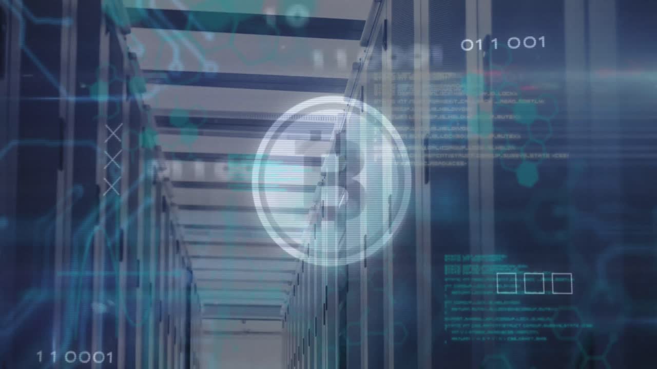 símbolo de bitcoin y conexiones de microprocesador contra la sala de servidores de computadora vacía