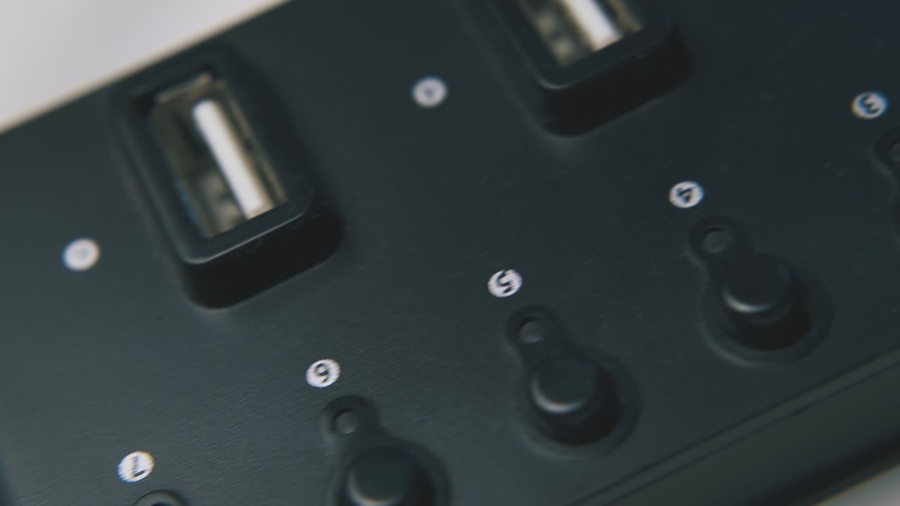 centro de usb negro en caja de plástico en un fondo de luz limpia