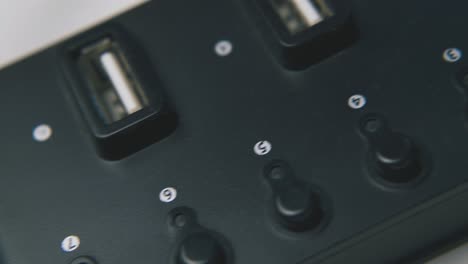 centro de usb negro en caja de plástico en un fondo de luz limpia