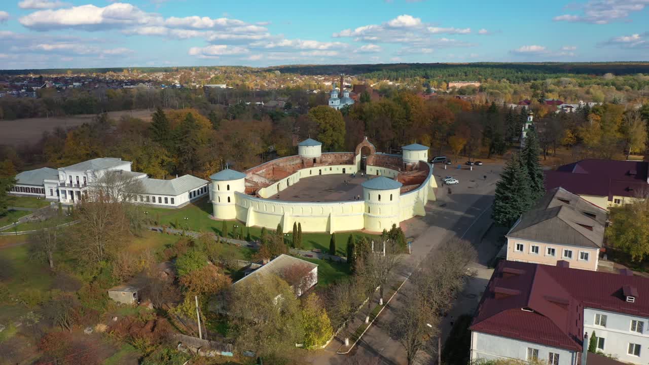 우크라이나 의 트로스티아네츠 에 있는 둥근 마당 의 공중 사진