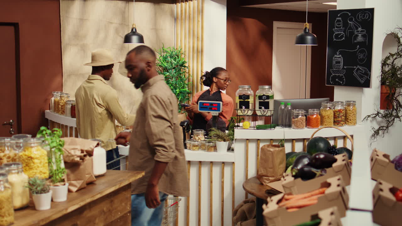 cliente que paga por productos orgánicos con tarjeta de crédito en pos