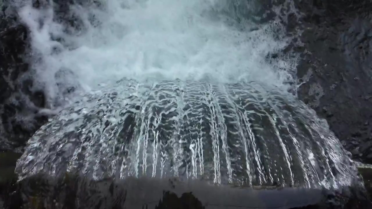 Ripresa a mano al rallentatore di una piccola cascata fluviale