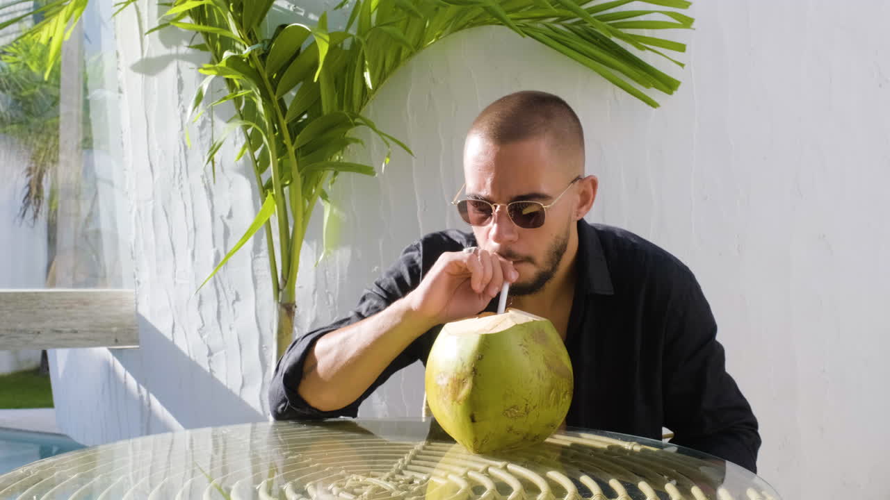 hombre sentado en una terraza