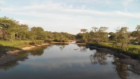 toma aérea a lo largo del lago