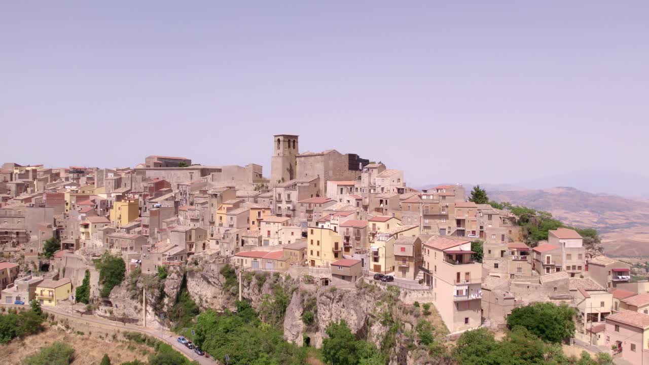 Veduta aerea di Calascibetta, una città in provincia di Enna, Sicilia, Italia