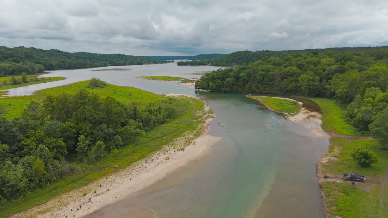 Foce del fiume e vegetazione verde verso il lago Eucha a Tagg Flats, Contea di Delaware, Oklahoma, USA. Scatto aereo con drone