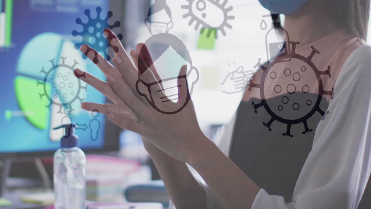 animación de iconos de virus sobre una mujer de negocios asiática con máscara facial desinfectando las manos en la oficina