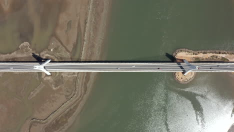 puente ponte y tráfico por carretera cerca de portimao, en el distrito de faro, portugal