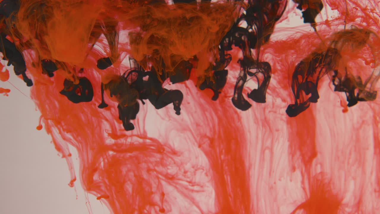 흑색 잉크가 물에 떨어지고 색 바탕에 빨간색과 여 - 느린 동작