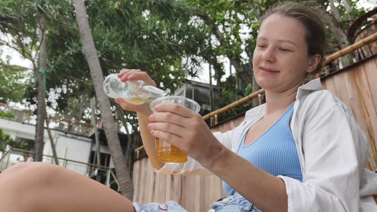 해변에서 맥주를 마시는 여자