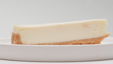 una rebanada de pastel de queso cremoso