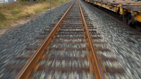 vías de tren arenosas que van a velocidad media