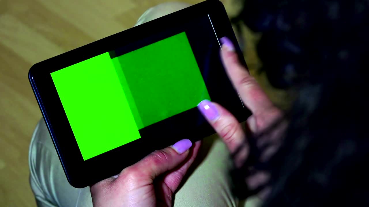 vista trasera de una mujer en casa usando una tableta electrónica. video de stock uhd, matte alfa incluido
