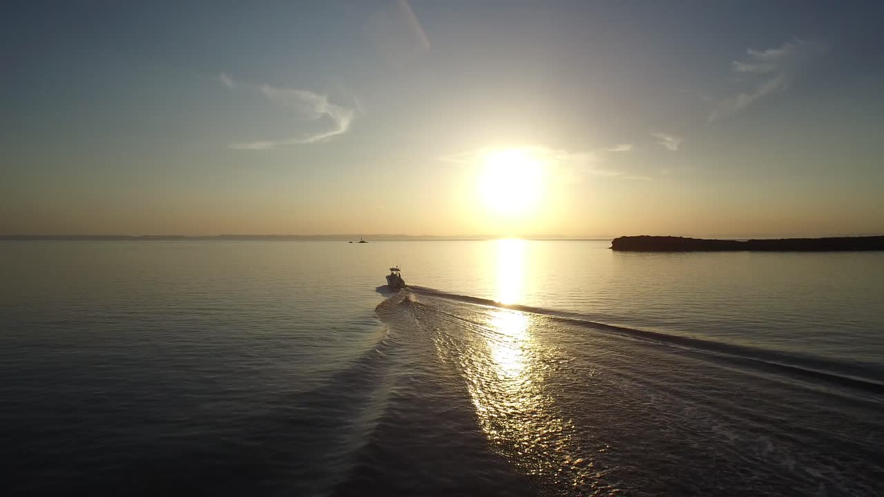 바하 캘리포니아 수르, 코르테즈 바다, 일몰에 있는 작은 보트에 의해 부풀릴 수 있는 견인력의 공중 드론 샷