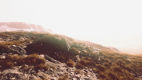 Paisaje-Con-Montaña-Estéril-Que-Está-Cubierta-De-Hielo