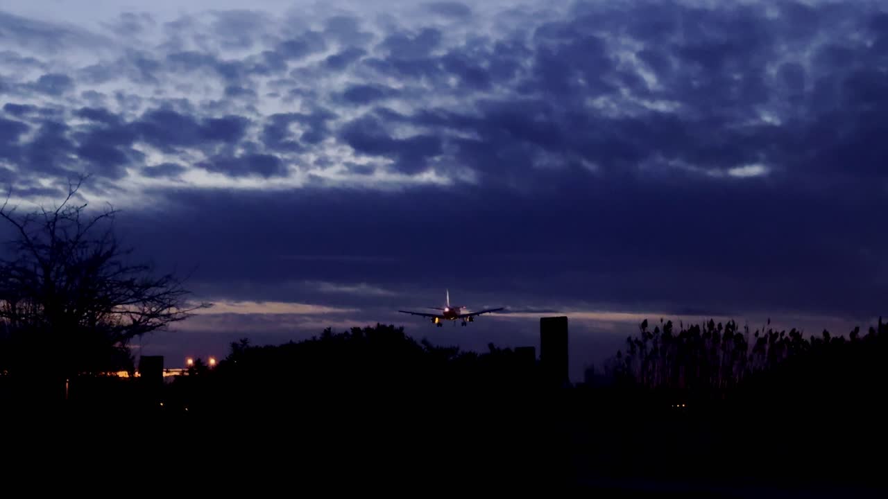 avión pasando por el cielo por la noche en barcelona