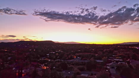 Amplia-Toma-Crepuscular-Cinematográfica-De-Drones-De-Sedona-Arizona-Con-Las-Montañas-En-La-Distancia