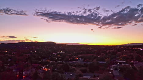 amplia toma cinematográfica de un dron crepuscular de sedona, arizona, con las montañas a lo lejos