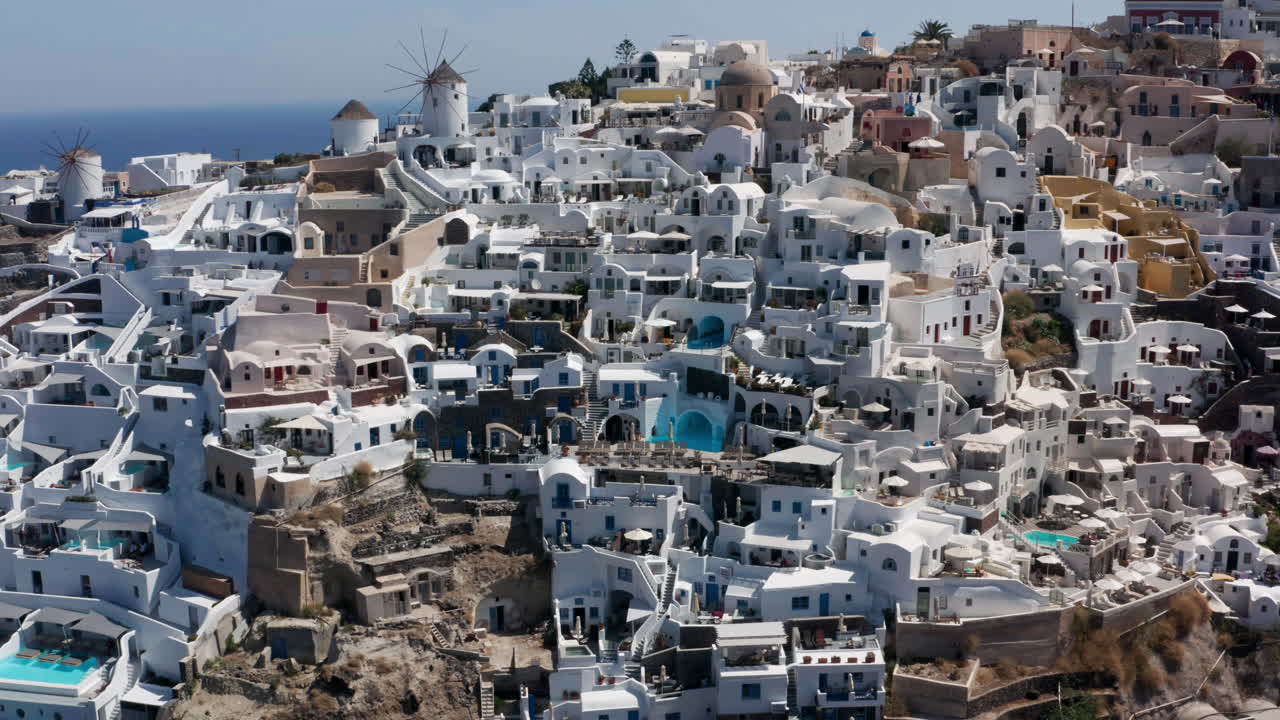 paisaje urbano de oia, pueblo griego tradicional de santorini, grecia - retroceso aéreo
