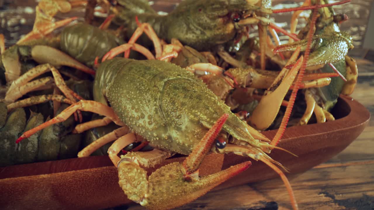 나무 테이블 위 에 있는 살아 있는 크레이프