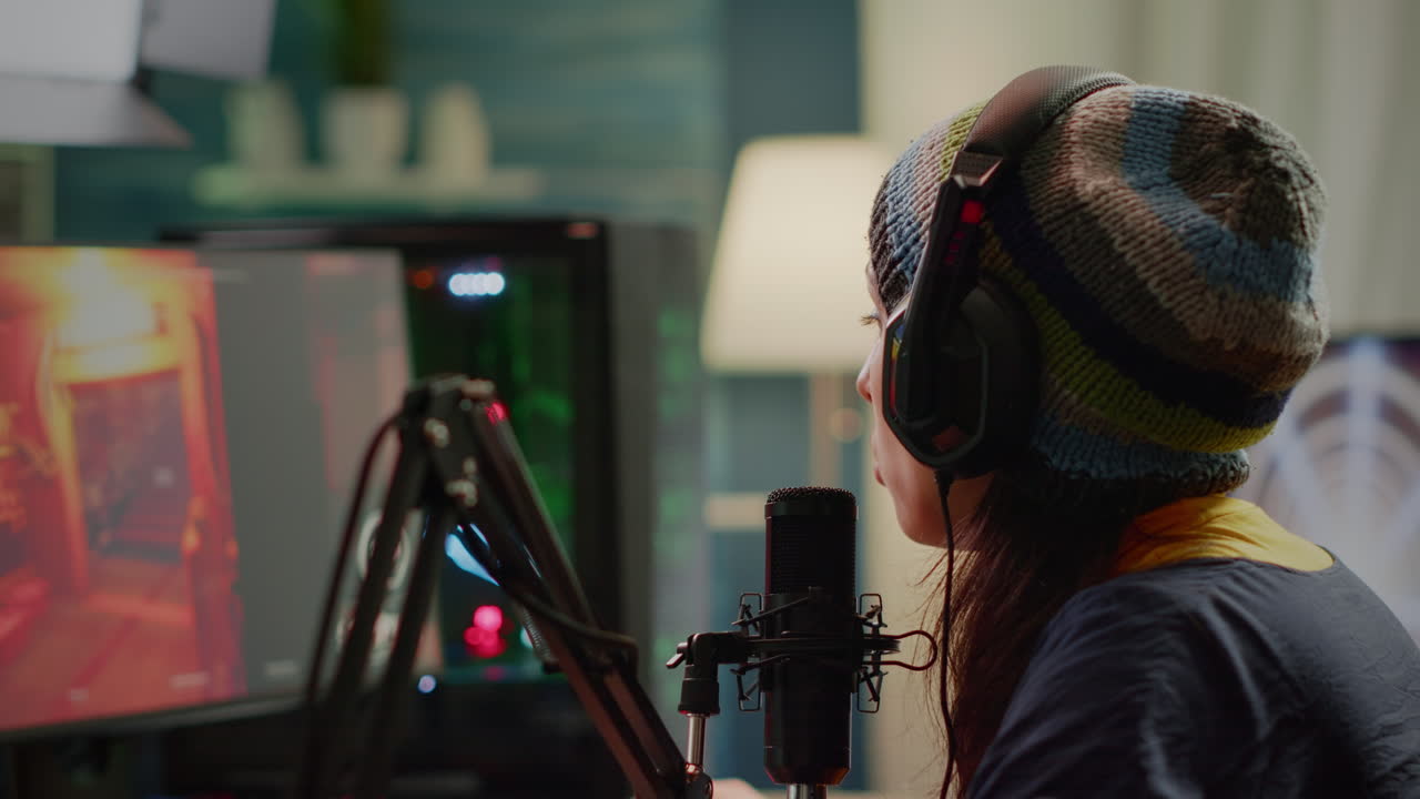 primer plano de un streamer jugando a un videojuego de disparos en primera persona