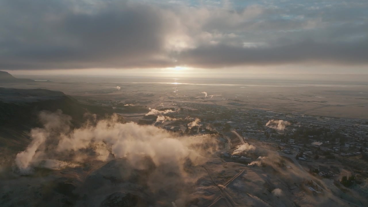 アイスランド南部、フヴェリルの硫黄ガスを噴出する噴気孔の上空を飛行し、雲を抜けて全貌を捉える。- 空撮