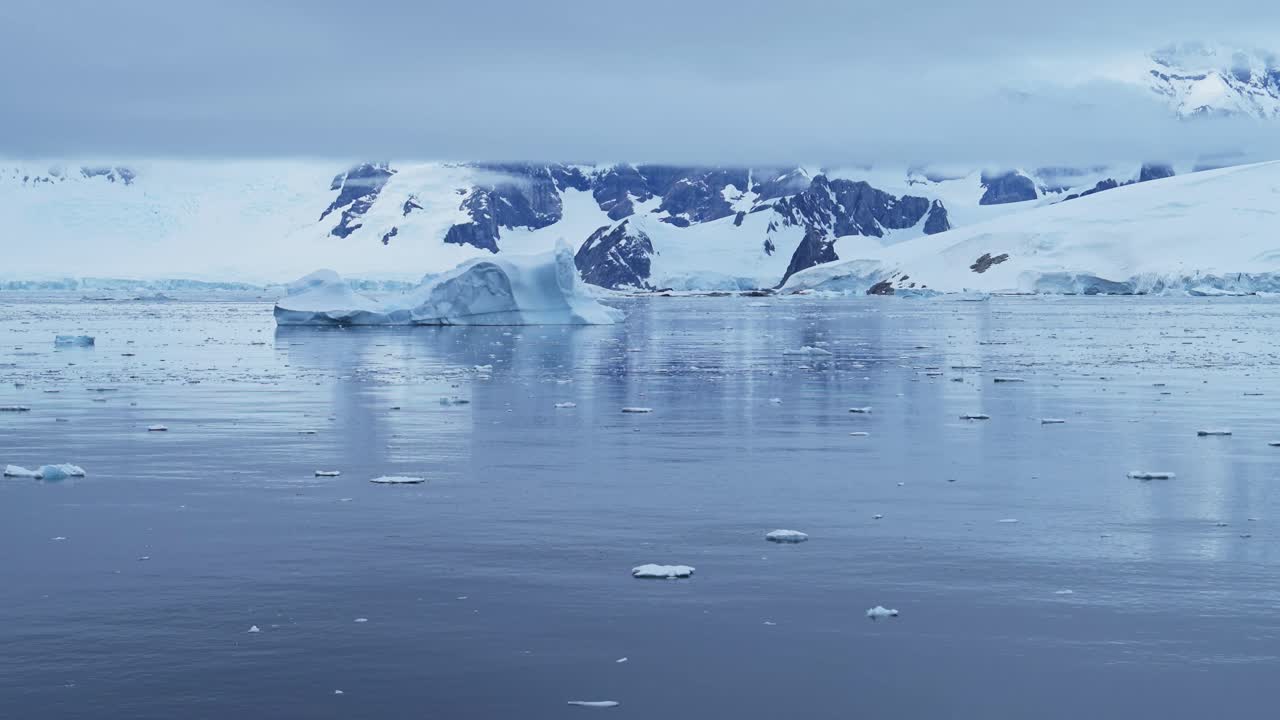 남극의 겨울 바다 풍경, 빙산 산과 바다, 아름다운 극적인 파란색 해안 풍경, 남극 반도 해안의 해경, 얼음으로 얼어붙은 겨울 해경