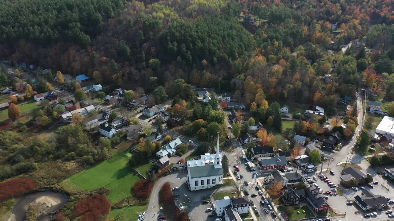 vista aérea de drones de stowe, vermont, ee.uu.