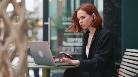mujer de negocios trabajando al aire libre en un café