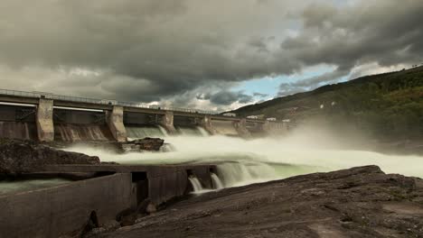 Wasserkraft,-Fließendes-Wasser-Und-Vorbeiziehende-Wolken,-Zeitraffer,-Energie,-Umwelt