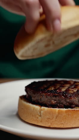 estoy preparando una hamburguesa gourmet.