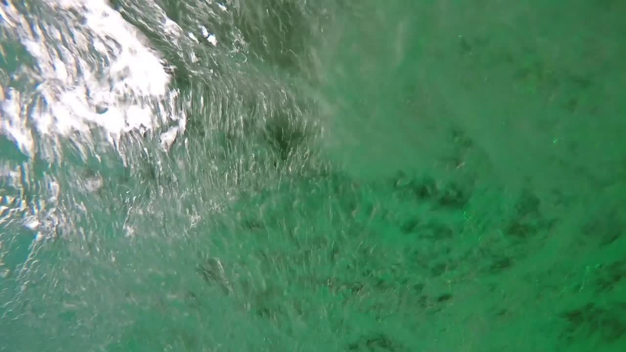 burbujas de aire submarinas que se elevan desde el fondo hasta la superficie