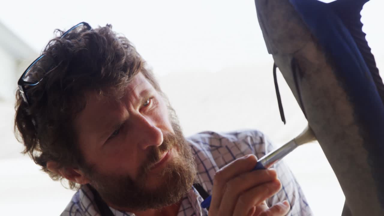 물고기 조각을  ⁇ 는 장인 4k