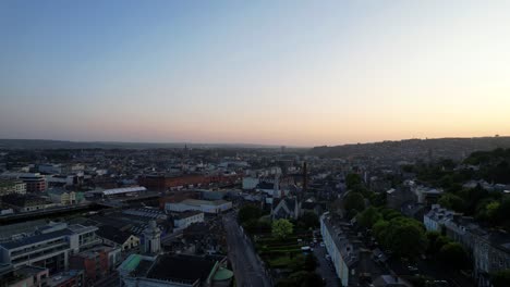 grúa de avión no tripulado de 4k revela una toma de la ciudad de cork al atardecer, irlanda