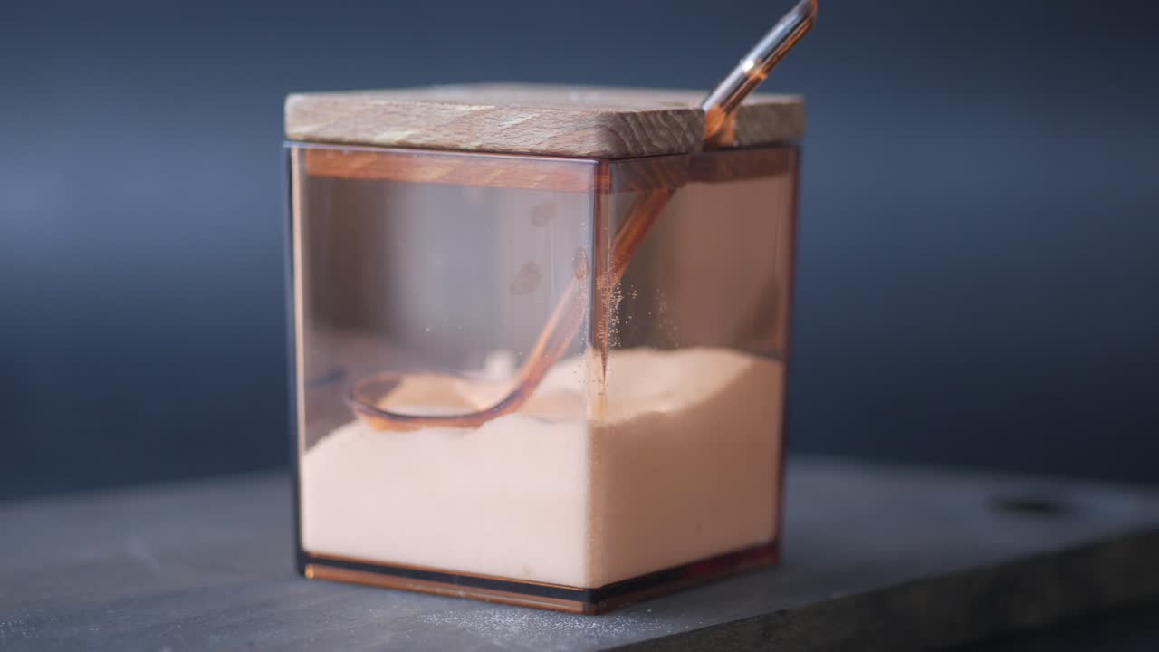 frasco de especias de plástico transparente con tapa de madera