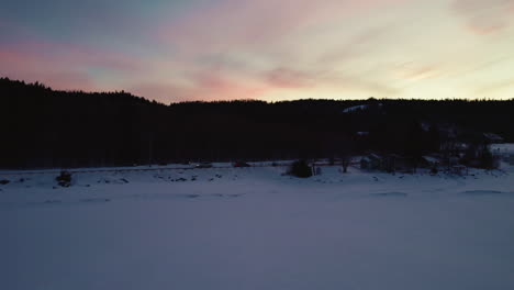 Fliegende-Drohne-über-Einer-Straße-Im-Winter-In-Kanada,-Die-Schneemobilen-Folgt