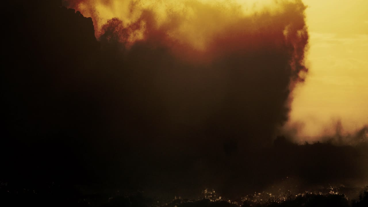 큰 파도가 하와이 해안으로 굴러 들어가 큰 폭풍우 6 동안 느린 동작으로 해안에 충돌합니다.