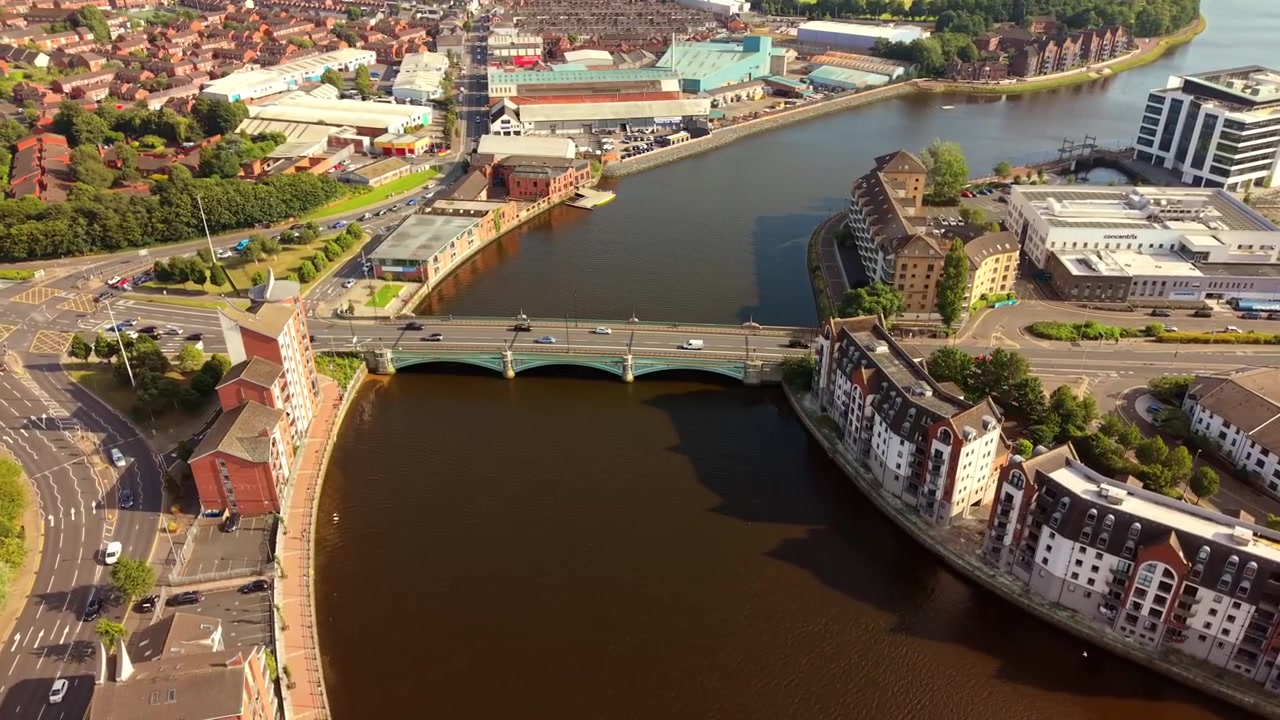 Video aereo 4K 60FPS in senso antiorario dell'area del Queen's Bridge nel centro di Belfast, Irlanda del Nord nel Regno Unito. Prodotto in colore broadcast Rec709.