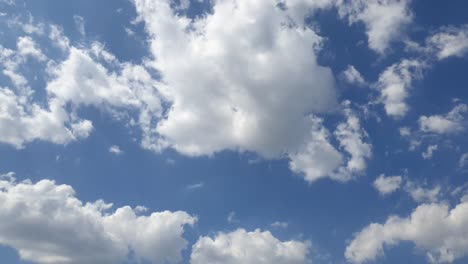 Schöner-Blauer-Sommerhimmel-Mit-Dichten,-Dicken-Regenwolken,-Die-Sich-Im-Zeitraffer-über-Den-Horizont-Bewegen