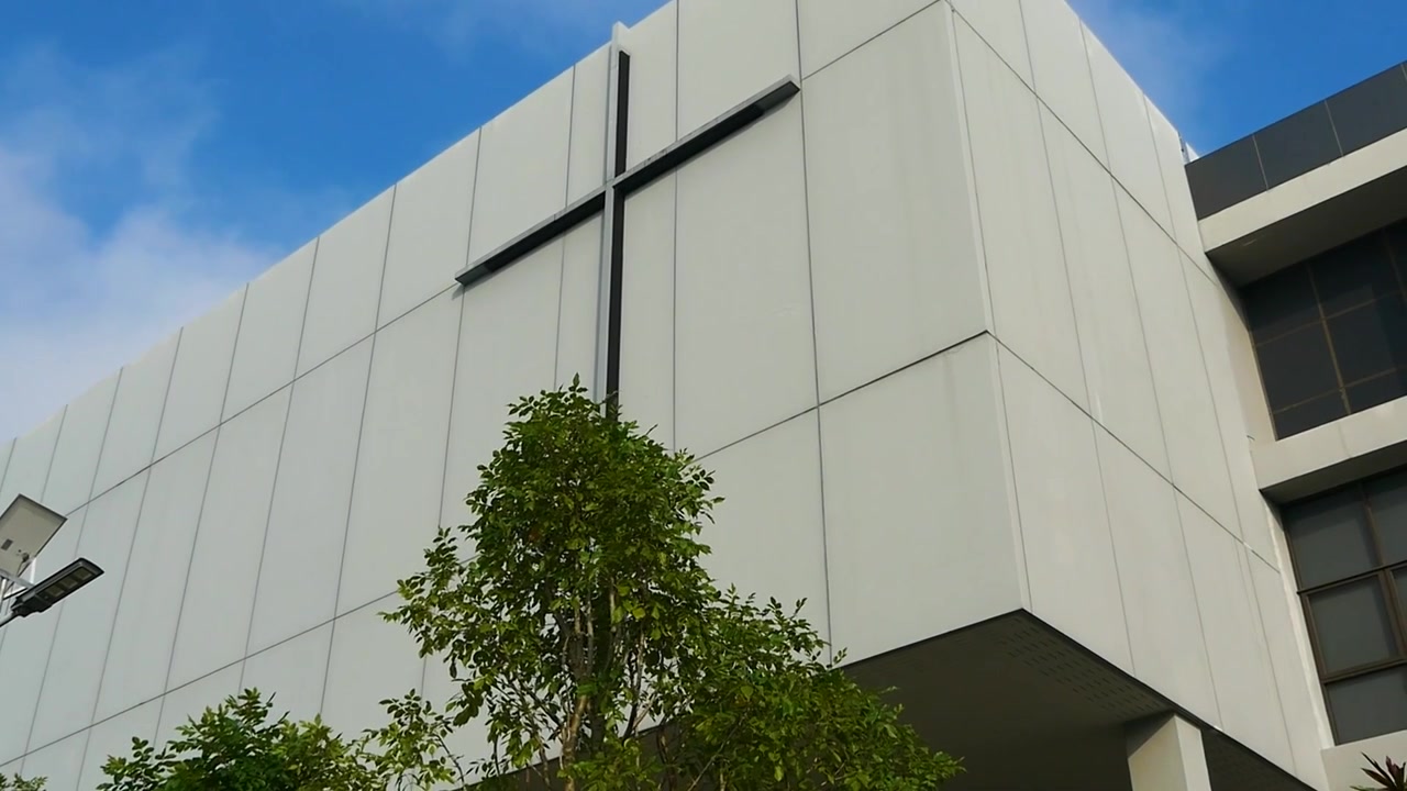Design esterno di una moderna chiesa cristiana, di giorno