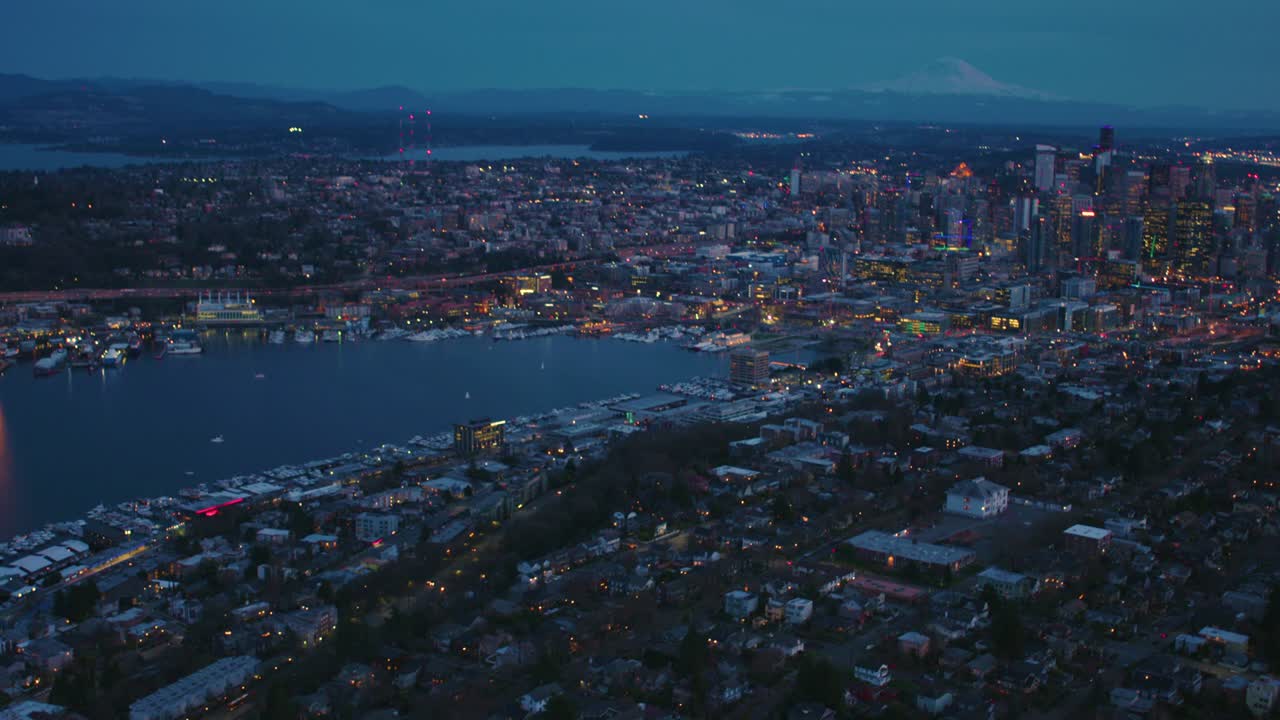 시애틀 에어리얼 웨스트 레이크 유니온  앤 힐 시티 스카이라인 마운트 레이너 황혼 저녁 건물 조명
