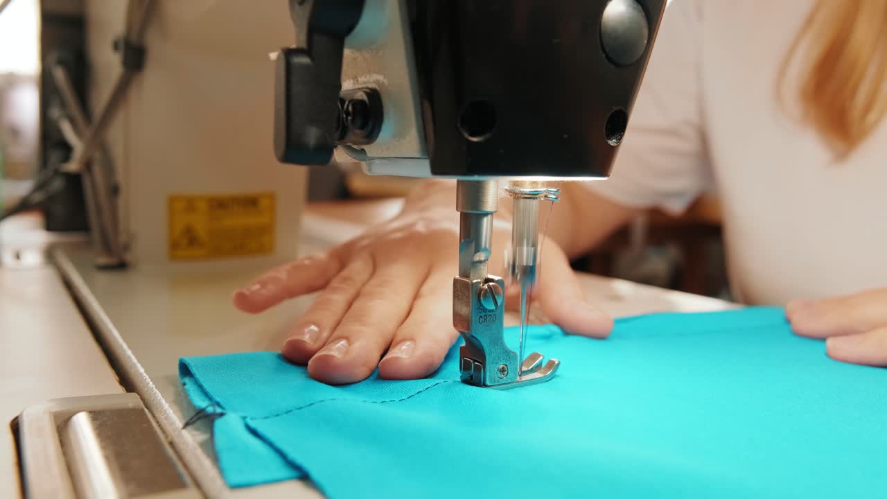 proceso de costura, la máquina de coser coser las manos de las mujeres máquina de costura