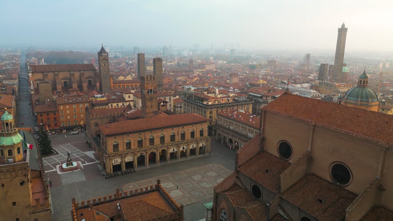 Splendida vista aerea sopra Piazza Maggiore, Bologna, Italia