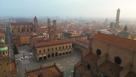 Hermosa-Vista-Aérea-Sobre-La-Piazza-Maggiore,-Bolonia,-Italia