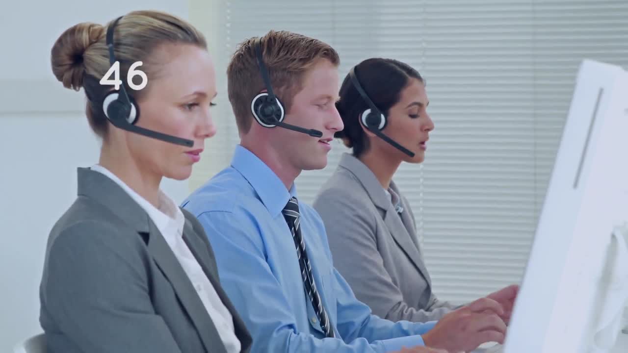 전화 헤드 ⁇ 을 착용 한 사업가 들 위 에서 변화 하는 숫자 들 의 애니메이션