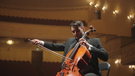 Violoncellist-Probt-Im-Alten-Opernhaus-Porträt-Eines-Cellisten-Im-Leeren-Musiksaal