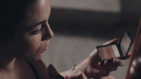 Primer-Plano-De-Mujer-Joven-Aplicando-Maquillaje-Con-Un-Cepillo