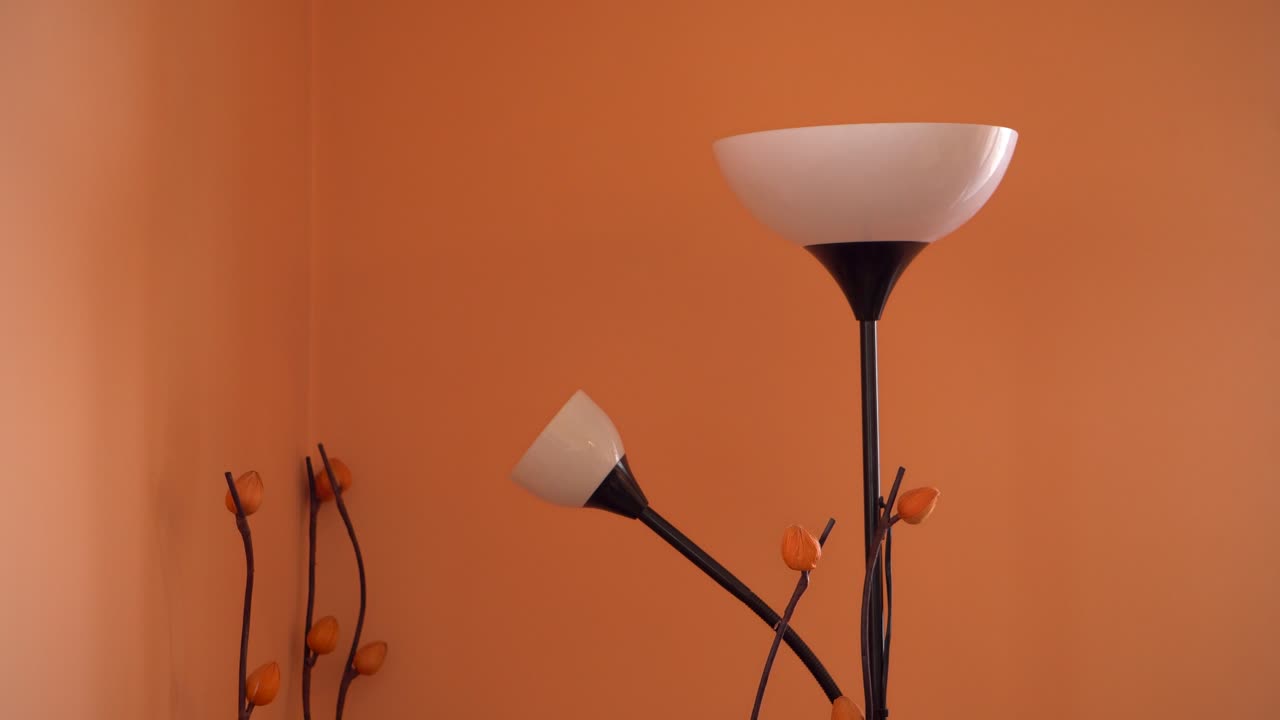 스탠딩 램프가 켜지고 꺼집니다.